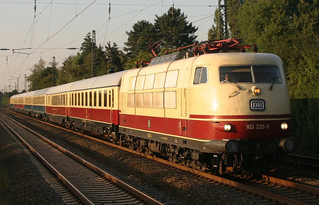 103 235 mit IC am 5.9.10 in Dsseldorf-Angermund